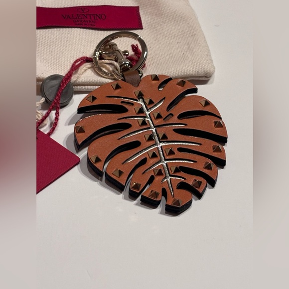NWT $567  Valentino Rockstud Leaf Leather Bag Charm/Keychain - Picture 7 of 16